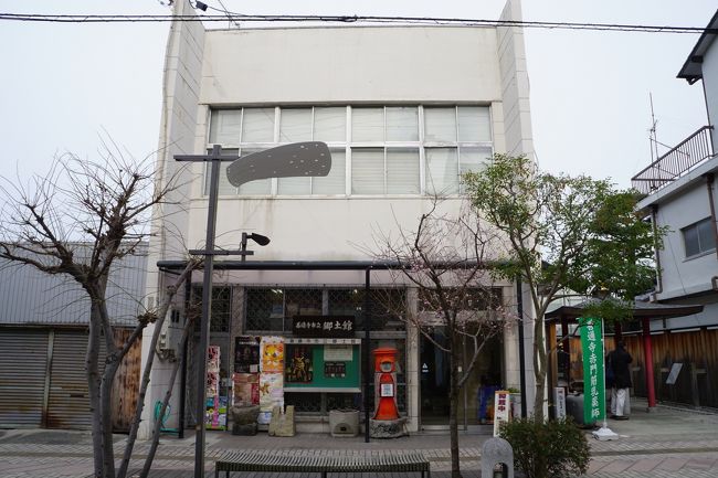 善通寺市街に戻ってきて。<br />善通寺市立郷土館は、大型の瓶や土器など、近くにあるという有岡古墳群から出土した副葬品を展示する資料館。