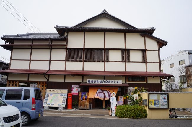 善通寺市観光交流センターも、同じく市街中心部。観光客の休憩場所としての利用とかを考えたのでしょうが、善通寺の駐車場はこちらとは反対側。