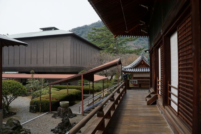 つまり、善通寺は、空海の生まれ故郷なので、この宝物館でもなにか空海ゆかりのものがあるのではないかと期待したんです。しかし、それはちょっと期待外れ。空海は地元の有力者、佐伯氏の一族なので、せめてその佐伯氏関係でもあればまた違うのでしょうが、それもなし。そんなのは博物館のマターなのかもしれません。いずれにしても、仏像の類が多数展示されていましたが、後世のものばかりでした。<br />