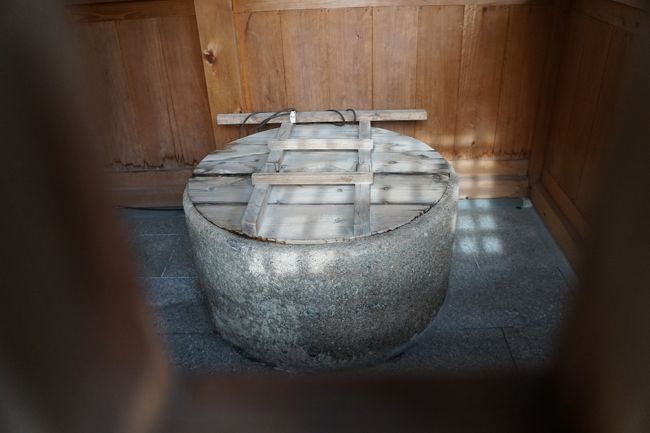 ただ、「弘法大師　産湯の御水」というのが中庭にあって、これが唯一くらいでしょう。