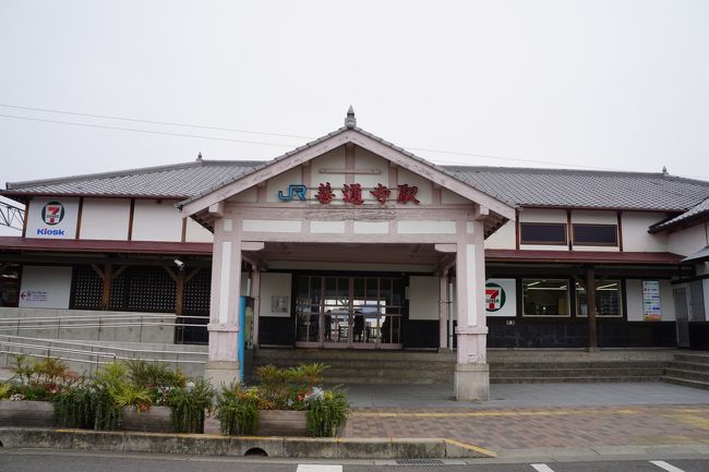 善通寺駅の本屋は、大正11年に建てられたもの全体は寄棟造りなんですが、正面玄関の切り妻のデザインがシンプルですが個性的な印象です。今でも現役なのは、構造が単純だったことも要因でしょう。琴平駅の方は、もう少し切り妻が大きいのですが、大きく言えば同じ部類。大正時代の四国にはこのような駅が他にいくつもあったのかもしれません。<br />