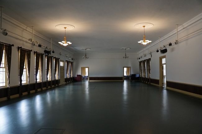 広いホールや紺の絨毯が敷かれた応接間など自由に見ることができました。