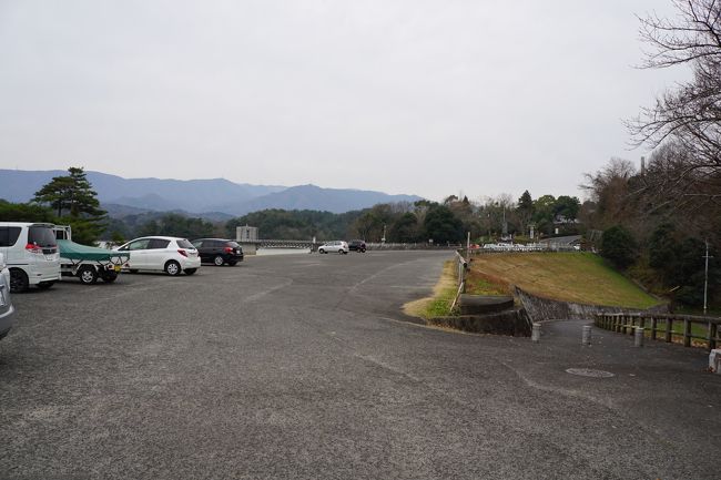 これから、最後は金比羅さんへ向かうのですが、その前にせっかくですから、満濃池にも寄ってみました。これは堤防の駐車場。ダムみたいな感じです。