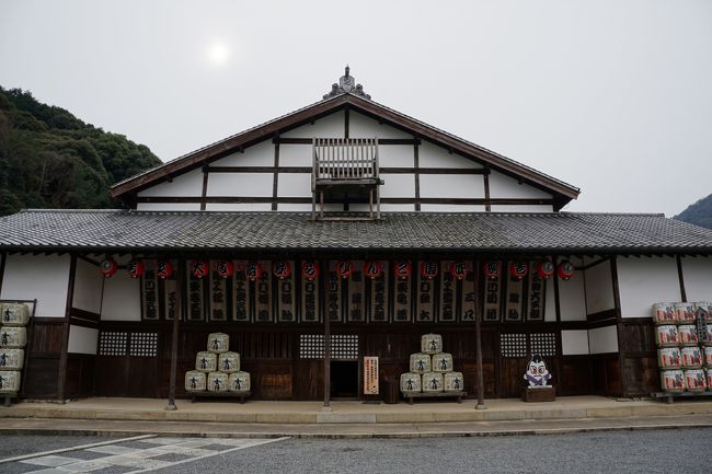 で、金比羅山に登る前に久しぶりに旧金毘羅大芝居も覗いてみますか。<br />金比羅さんへの階段を登り始めてすぐに左手に折れて入っていったところです。