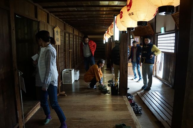 天保6年（1835年）に建立された歌舞伎劇場は今でも現役。金比羅の観光スポットとしては定番の一つです。係りの人が「時間はありますか」と聞いてきて、あると答えると丁寧に見どころを説明してくれます。以前も来ているし、他の劇場も見ているので、いまさらという気もなくはなかったのですが、改めて説明を受けるとなるほどねと思うところも少なくない。じっくり話を聞いてみるのもいいと思います。