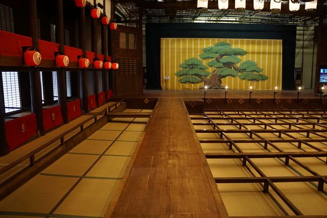 舞台に続く、花道から入って、