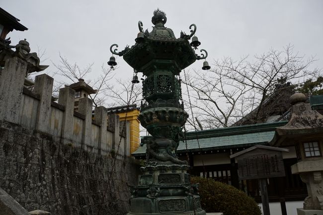 大門を過ぎて、金刀比羅本教総本部の前にあるのは、金刀比羅宮の青銅大燈籠。重要有形民俗文化財となっているそうですが、知らない人でもちょっと目を留めてしまう豪華さでしょう。<br />寄進者はそれなりの人なんでしょうが、立派なところを見るとお礼の寄進なのかなあと勝手に想像をしました。