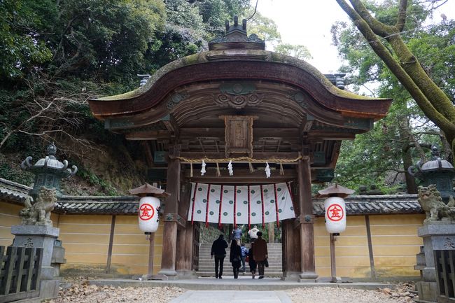 旭社を越えて本宮に向かうとすぐに現れるのが、この賢木門。長宗我部元親が献上した門だそうですが、唐門の意匠は一生懸命に石段を登ってきた参詣者をもうひとふんばり穏やかな気持ちにさせてくれるように思います。表書院のデザインと共通するようなところもあるように思いますが、いかがでしょうか。