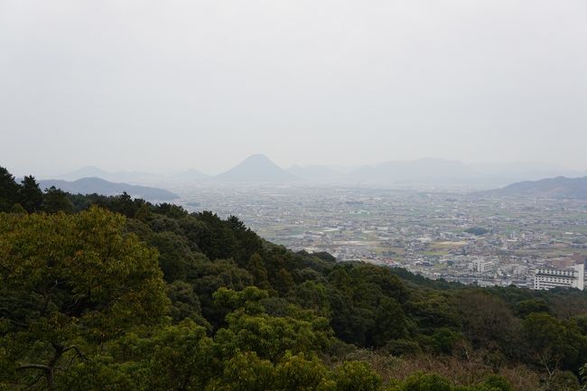 ここからは讃岐平野に讃岐富士など、ののどかな景色が見渡せます。たぶん地元の人には見慣れた光景なのでしょうが、これは香川でしかない風景。観光客にとっては、実は金刀比羅宮のベストポイント。間違いなく香川に来たことを実感できる場所だと思います。