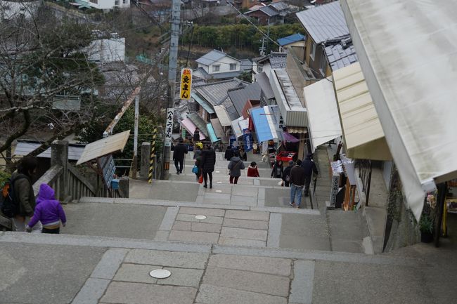 表参道の奥から金刀比羅宮の石段は始まります。両側にはお土産物屋さんがぎっしりという感じですが、百段目くらいになるところに、この一之坂鳥居があります。ここから大門に至る急な坂道が一之坂。逆に、ここまで帰ってくるとほっとする。目印になる地点だと思います。