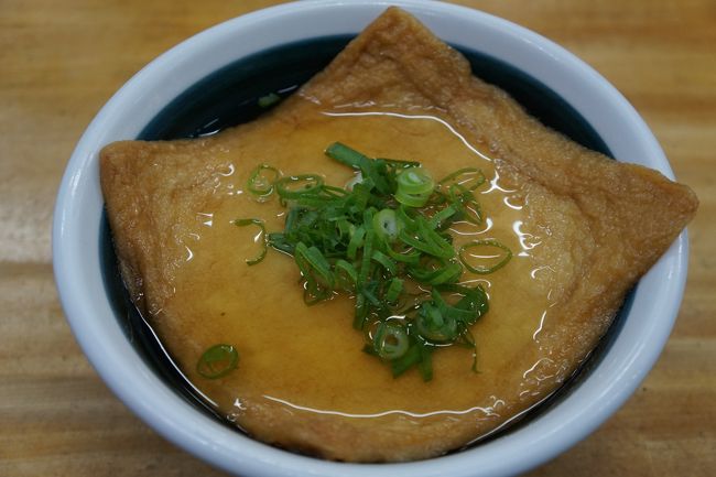 きつねうどんをいただきました。でかい油揚げは、しっかりした味の出汁が浸みてうまいです。うどんの方もつるんとしてコシもある。ただ、きちんと整っているなあというくらいで、穏便なうどんのレベル。地元ならではのワイルドさには欠けると思います。