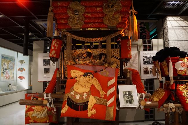 演目を題材にした大きな浮世絵のポスターなど華やかな歌舞伎の世界が精いっぱい展示されていて、楽しく拝見しました。