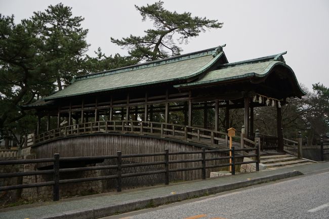 そして、鞘橋も琴平町内を流れる金倉川に架かる名物橋。表参道からは市街の外れに向けて少し歩きます。銅ぶき屋根の付いた橋で、ちょっと意表を突く姿。雨が降った時でも安心ということなんでしょうが、そもそもそういうニーズがあるんでしょうか。これは好きものが考えた橋なんじゃないかと思います。