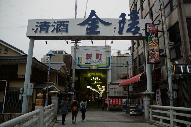 金刀比羅宮の表参道から市街の方にまっすぐ進んだ先にあるアーケード商店街が新町商店街。昔の高松街道に相当するレトロな商店街ですが、いくつかの名物店があるんです。