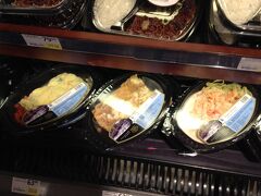 NK（Nordiska Kompaniet）デパートのクラシックなビルの地下にはけっこう大きな食品売り場があり、お惣菜コーナーには焼きそばも(^ ^)…でも焼きそばとご飯で80クローナだよ…高い(・ _ ・;)