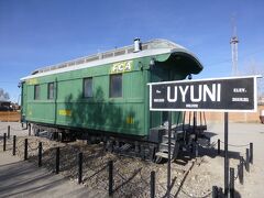 ウユニ塩湖に行く前に、ガイドさんにウユニの街を案内してもらいます。
まずは、駅。

ウユニで取れる資源を運ぶために作られた鉄道の駅だそうです。
ここで、ボリビアの歴史の話などをききました。
