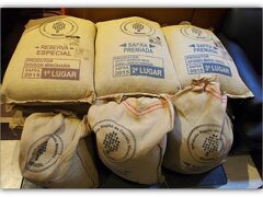 同社のロースターは世界最古で最大。そして〔最高級の焙煎機〕という称号が与えられており、業界では「ローストマシンの”ベンツ”」とまで謳われています。

一見、昔懐かしい機関車の風貌を持つこの焙煎機、世界中で開発されるドラム式焙煎機のベーシックモデルにもなっています。

そんな機械を置くって....どんだけオーナーが本気なんだかがわかります。