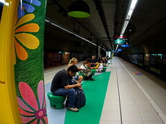 ブエノスの地下鉄駅の一コマ。子供用の席と遊び場が用意されています...たかが、地下鉄のフォームなのに....。