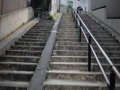 ここはお化け階段　と呼ばれる場所です。

上りと下りでは、階段の数が違うとか…

