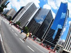 ここは、アベニータ・パウリスタ(AV Paulista)。サンパウロの住民も『パウリスタ』と呼ばれることに誇りを持っている様です。