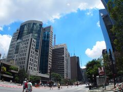 日系の銀行なども殆どがこの場所に本社・本店を構えています。

どこの国でもそーですが、旅行先では、昔の東京銀行や日本航空のカウンターがあるところが一番の繁華街でした。

以前は、ＪＡＬのオフィスもこの通りにありました。