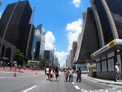 【休日のパウリスタ大通り】

日曜日だけが、ホコ天として開放されるようになりました。これはこの街にしては結構、画期的な事なんです。