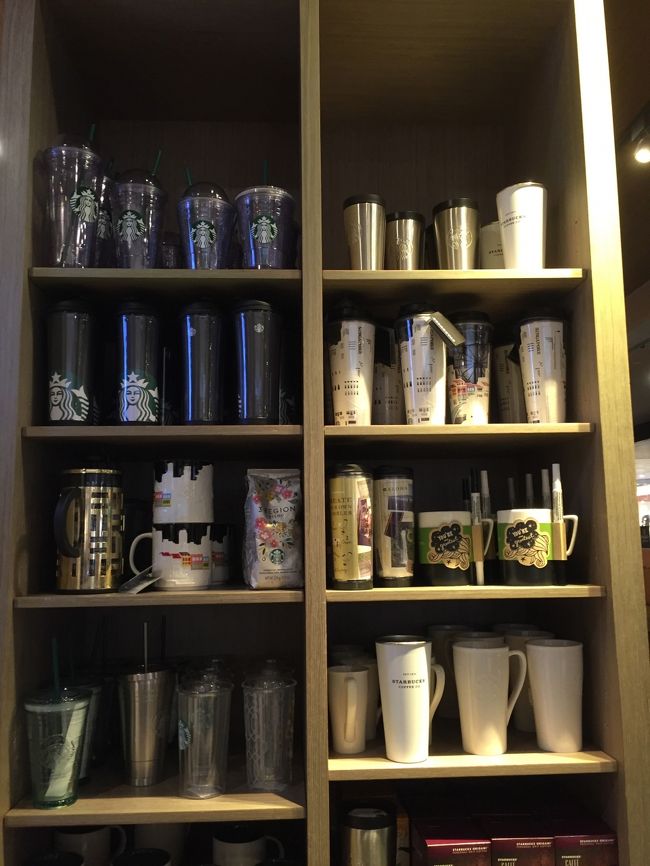 モールの中のスタバ．シンガポールデザインのカップ、タンブラーが色々で目移りする,