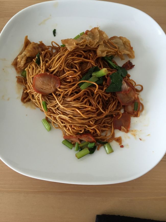 まだ、お腹がいっぱいにならないので、ホーカーのワンタン屋さんでワンタンミーをテイクアウト.