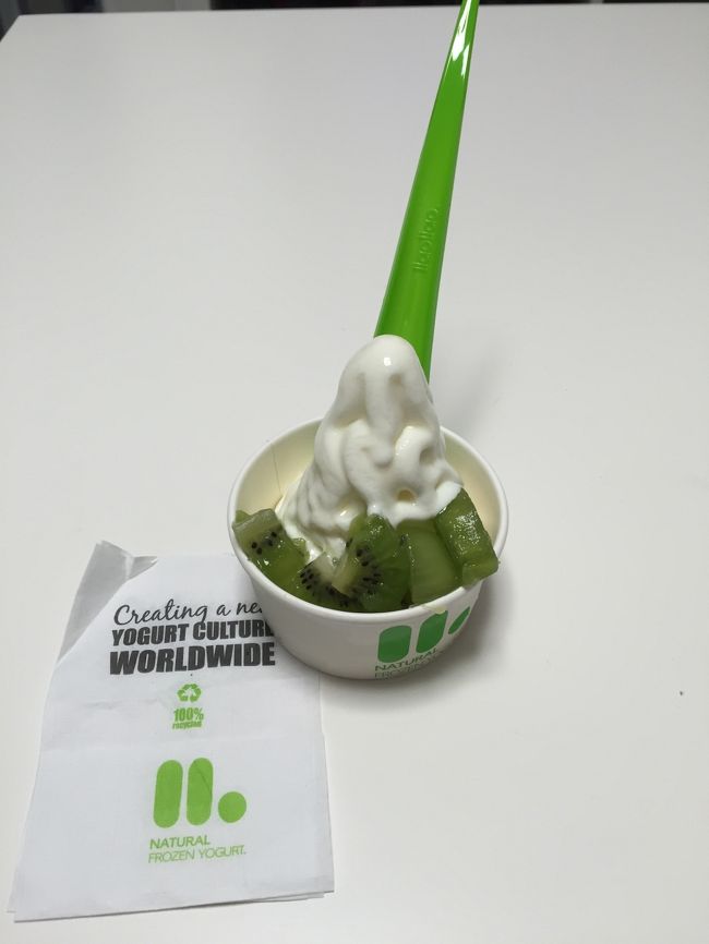 デザートは、スペイン発「ヤオヤオ」のフローズンヨーグルト.フルーツやトッピングが色々できる.