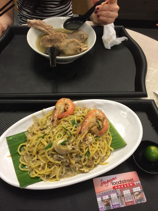 娘はパクテー、私はフライドホッケンミー.下のカードを入り口で購入して、料理を注文.私は、20SGD分を購入,最初システムがわからなくて、カード販売のお姉さんに何度も聞いて、ようやく理解．