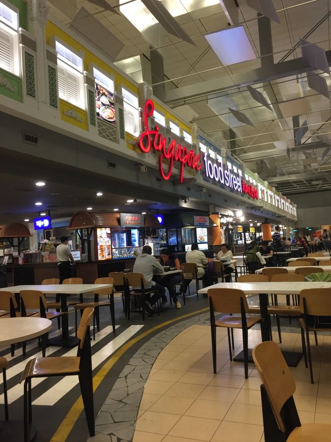出国審査を通り、制限エリアにあるフードコート.これでシンガポール料理の食べおさめ.
