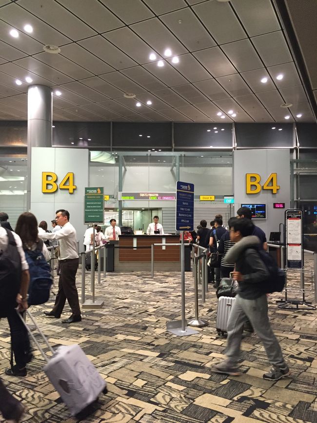 搭乗ゲードが急に代わり、B4へ.チャンギ国際空港では、よくあることらしい.