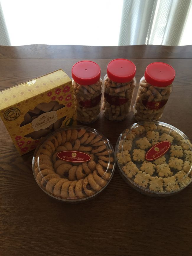 ターミナル３で購入した「ブンガワン・ソロ」のお菓子．赤いふたのエビチリ味のお菓子は、ガイドブックにもよくでていた。