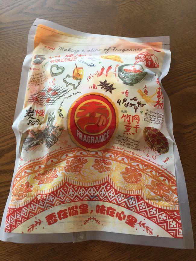 こちらも免税エリアで購入した　ポークジャーキー.　お店にある試食用を全部試して、結局プレーンタイプを選ぶ.