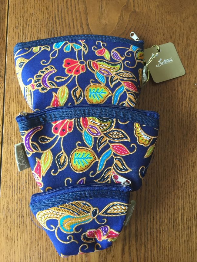 リトルインディア、ムスタファセンターで三つ入りポーチをばらまき土産に.