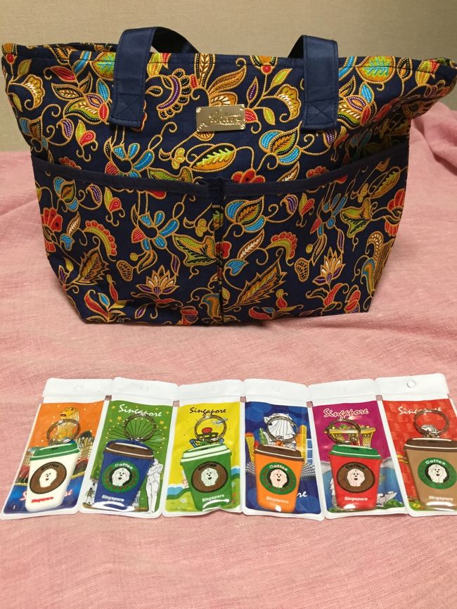 バックはムスタファセンターで、キーポルダーはチャイナタウンで2SHD.この手のお土産は、オーチャードでは同じ物が高く売られていた.