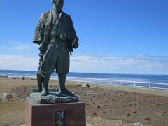 間宮林蔵の像。表紙の写真にもありますが、ちゃんとサハリン（樺太）の方を見ています。
