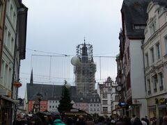 中央広場が見えて来ました。
正面の大きな屋根と工事中の塔は、聖ガンゴルフ（St. Gangolf）教会です。
広場にはクリスマスマーケットがいっぱいです。
