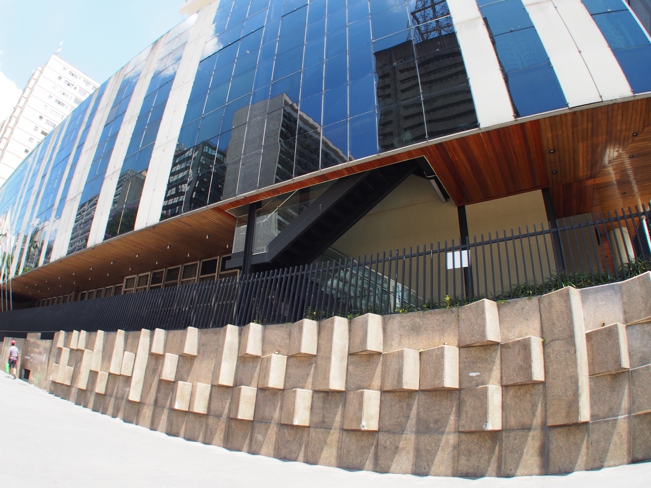 肉眼で見ますと、汚いビルばかり....といった印象のパウリスタのビル群も、こうやて見上げて天気の良い日に写真を撮ってみますと、意外に写真写りの良い、変わったデザインのビルばかりであることに改めて気づきます。