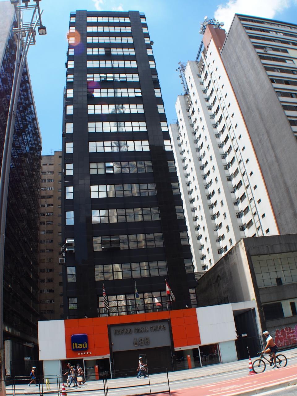 サンパウロのオレンジ色の憎いやつ、『イタウ銀行（Itau Bank）』。

恐らくサンパウロではＡＴＭが一番沢山ある銀行。

日本のミ●ホ銀行やら●電気が提携したりＡＴＭ事業を買い取ったりしていますが、苦戦しています。

ブラデスコ銀行・ブラジル銀行(Banco do Brasil)等、他の銀行がありますが地場銀行が独占ブラジル市場。

有名どころ銀行は、サービスがひどくても...実は儲かっているので侮れません....。

オペレーションレベルでは、驚くほどレベル.....低し.....ですが....法に守られています。