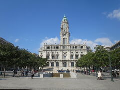 市庁舎

ポルトガルは年配の方が多い印象がありました。

市庁舎の前にあるウンベルト・デルガード将軍広場には座ったり立ったりして談笑を楽しんでいるご年配の方がたくさん

ポルトガルに行って驚いたのは紳士な方が多かったこと！

私が大きなスーツケースを運ぶのに苦戦していたら手を差し伸べて下さったり、荷物の多い私を見て70過ぎの方が席を譲って下さったり！