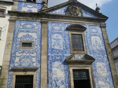 ポルトガルの街ではアズレージョというタイルが使われた建物があちこちに見ることができます。

中でもポルトには外壁がアズレージョで覆われている素敵な教会がたくさんありました♪

アルマス教会

比較的新しく19世紀のアズレージョによって覆われた教会