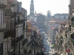 ポルトは坂の多い街でしたが、ポルトはトラムを使わなくても十分歩けました。

遠くに見えるのはクレリゴス教会と塔