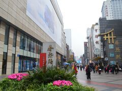 杜甫草堂で結局１時間半ものんびりしてしまいました。
バス５８路で、春熙路歩行街へ。
一転して大都会です。