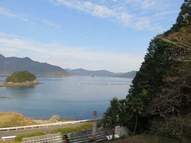 車窓からの景色。<br />紀伊半島を海沿いに走っていくので、進行方向左側席からは海が見えました。
