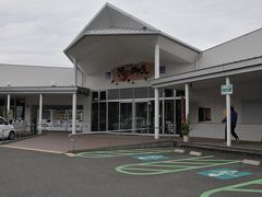 九州自動車道を下りて、国道226号線を快走。錦江湾の沿岸を走ります。もちろん桜島が見えますが、本日はあいにくくもり。でも穏やかな海を横目にドライブです。
指宿を抜け、山川に。
道の駅「山川港活お海道」でございます。

山川は入り江になっていて、ホントに静かな港町でした。