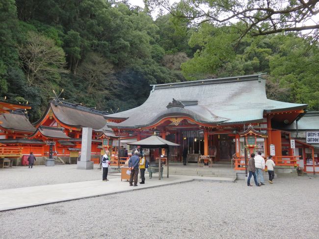 熊野那智大社<br /><br />那智の滝を神として崇拝して、その近くに建てられたそうです。<br />自然崇拝が起源の神社もあるのですね。