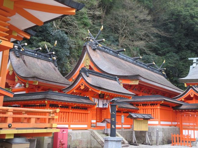 熊野那智大社<br /><br />山に囲まれ、朱色がきれいに映えていました。<br />写真ではわかりずらいですが、3本足の八咫烏の像がありました。<br />熊野の神様の使いだそうです。