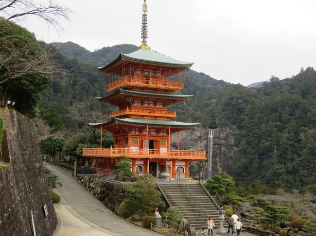 三重塔と那智の大滝<br /><br />すぐ近くには三重塔が。<br />隣には那智の大滝も見えます。