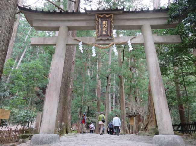 飛龍神社(那智の大滝)<br /><br />那智大社から暫く歩いて到達。<br />飛龍神社は那智の大滝をご神体として崇めています。